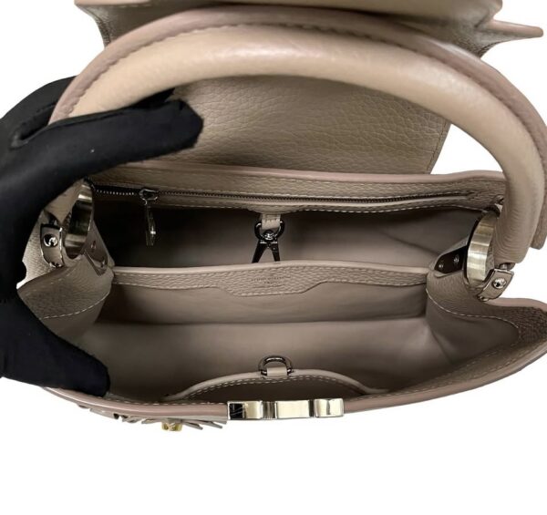 LV CAPUCINES GALET FLOWER PM NUDE MICROCHIP - Image 11